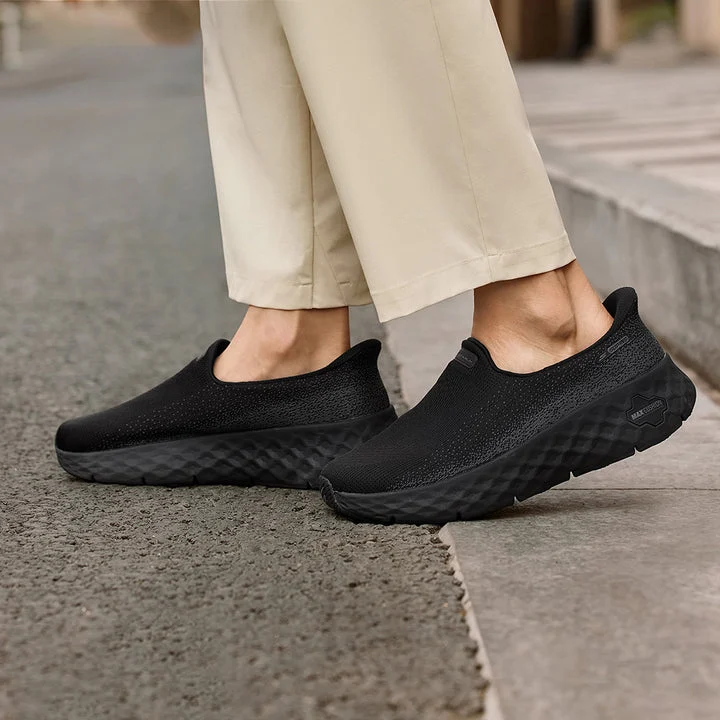 کفش پیادهروی زنانه اسکچرز مدل GOwalk Max Cushioning Hyper Burst